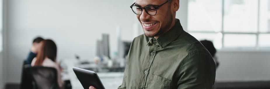 estudante conferindo cursos de gestão