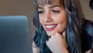 moça estudando online para o enem