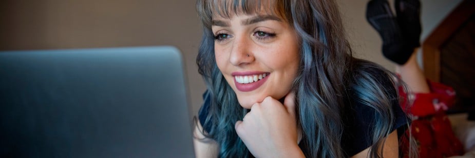 moça estudando online para o enem