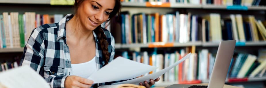 estudante conferindo autores e obras que mais caem no enem