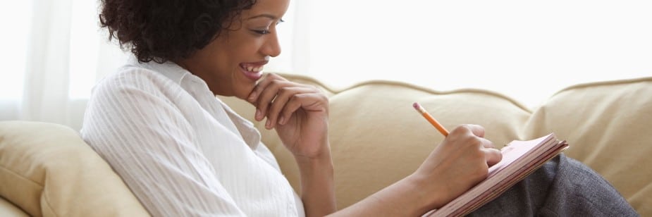 moça treinando proposta de intervenção na redação