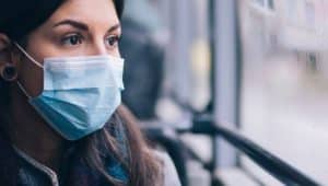 mulher com máscara durante a pandemia do coronavírus covid-19