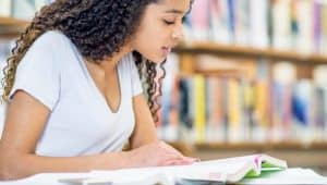 menina estudando obras que caem no enem do fernando pessoa