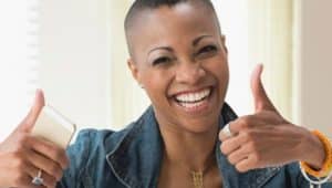 estudante feliz pois pegou o certificado do encceja