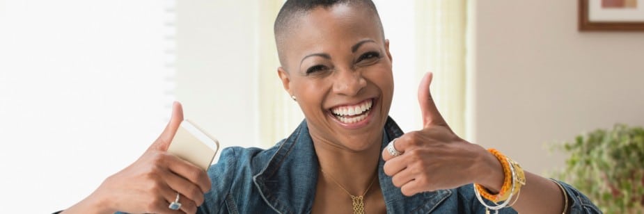 estudante feliz pois pegou o certificado do encceja