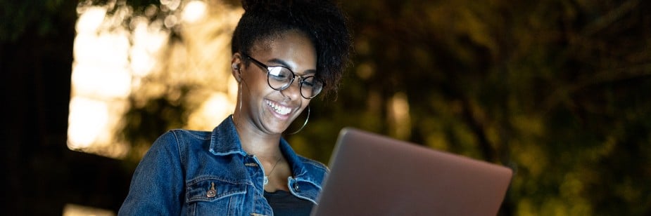 mulher se inscrevendo no segundo semestre fies