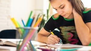 estudante conferindo detalhes sobre pré-modernismo no enem