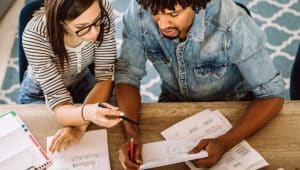 estudantes descobrindo o que é desconto pontualidade