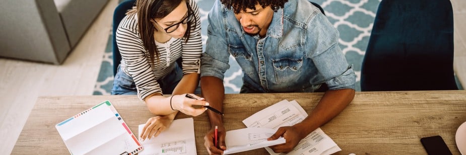 estudantes descobrindo o que é desconto pontualidade