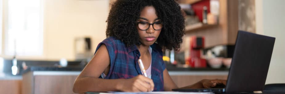 estudante revisando biologia para o enem