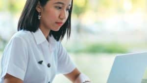 estudante fazendo inscrição para o vestibular