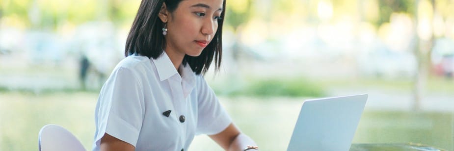 estudante fazendo inscrição para o vestibular