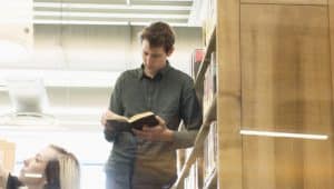 aluno estudando sobre reforma protestante