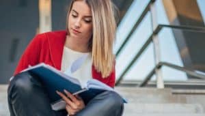 mulher vendo dicas do prouni no meio do ano