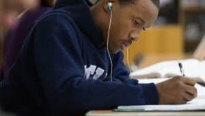 estudante fazendo plano de estudos enem