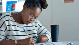 mulher estudando filosofia para o enem