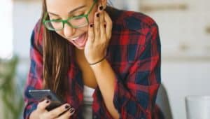 estudante conferindo enem digital