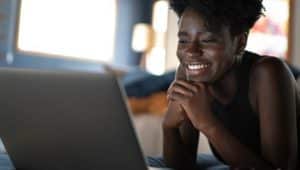 estudante assistindo séries de medicina netflix