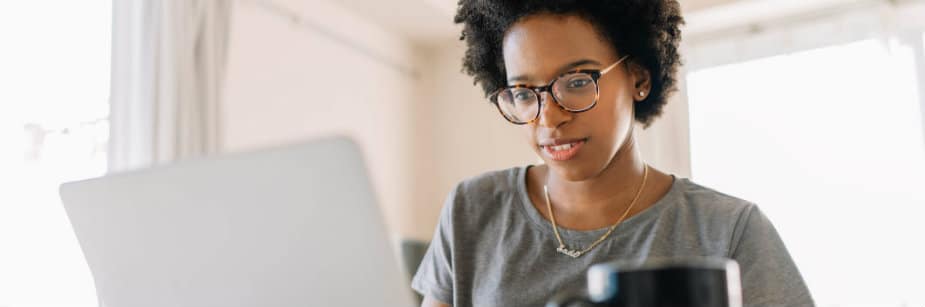 menina vendo cursos online para redação enem