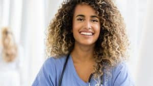 mulher feliz que passou no vestibular de medicina