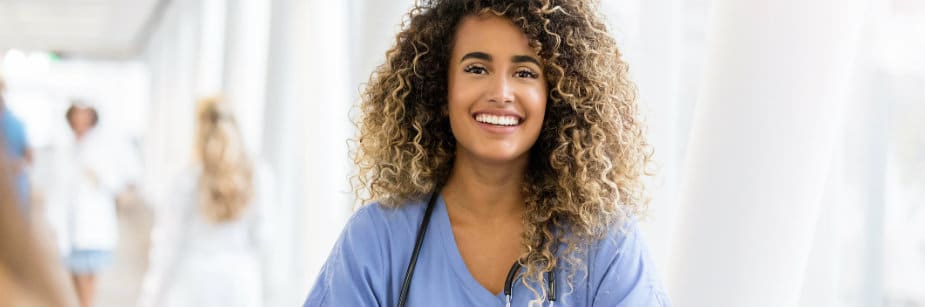 mulher feliz que passou no vestibular de medicina