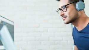 homem fazendo trabalho remoto