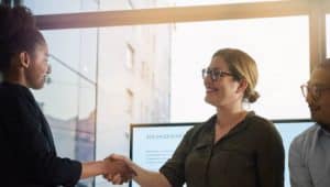 pessoas procurando emprego