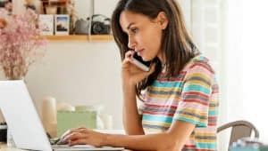 mulher que trabalha em casa