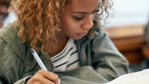 estudante estudando escravidão no brasil