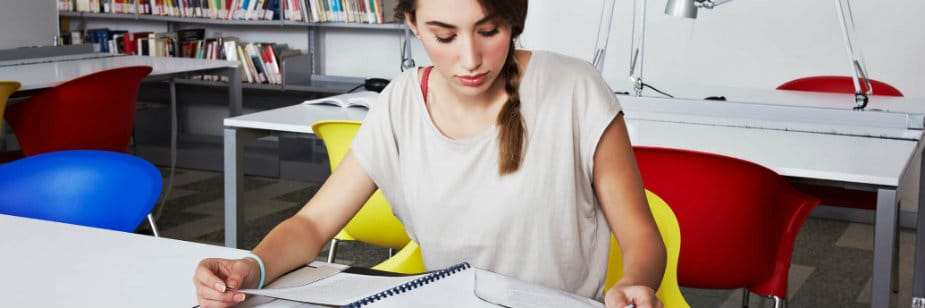 estudante conferindo provas anteriores de vestibular