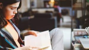 mulher estudando interpretação de texto para o enem