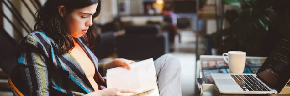 mulher estudando interpretação de texto para o enem