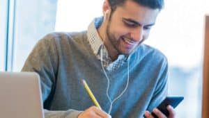 homem estudando a partir de aplicativos no celular
