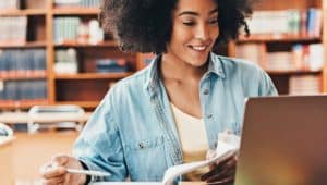 estudante de intertextualidade