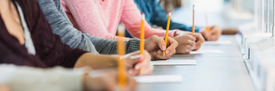 mãos realizando exame