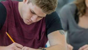 estudante fazendo o enem