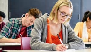 estudantes prestando o vestibular no segundo semestre