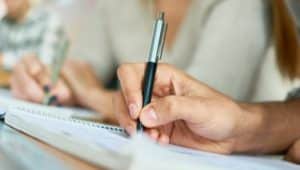 mulher estudando teoria da evolução