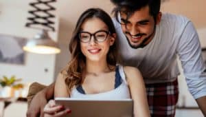 casal conferindo a página do participante enem