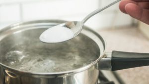 panela com sal representando propriedades coligativas