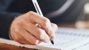 estudante escrevendo