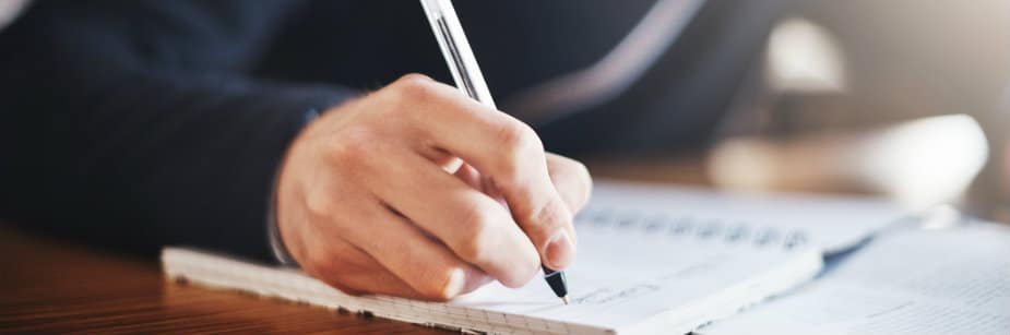 estudante escrevendo