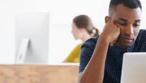 homem com preguiça de estudar