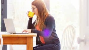 mulher fazendo vestibular online