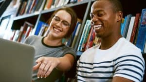 homem e mulher estudando transitividade verbal