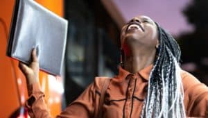 mulher aprovada no vestibular de administração