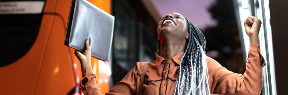 mulher aprovada no vestibular de administração