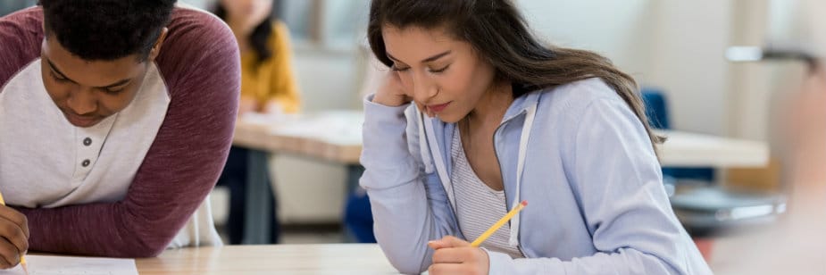 estudantes conferindo prova de espanhol enem