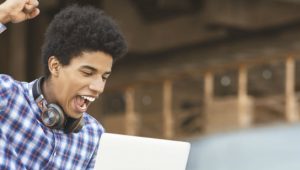 estudante comemorando prouni