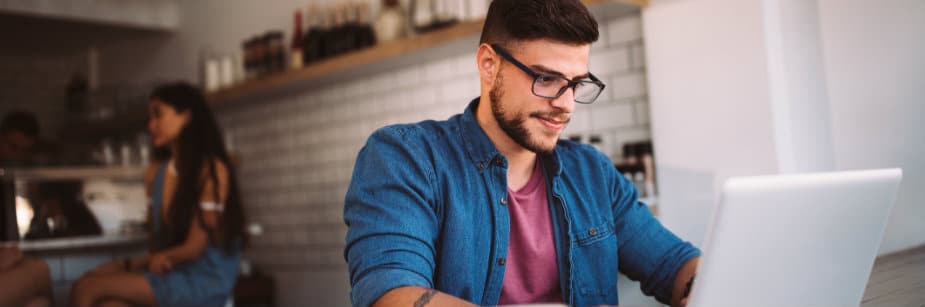 estudante vendo cronograma fies no computador